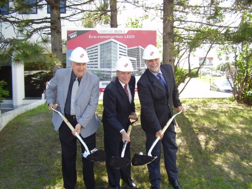 Pelletée de terre symbolique du premier édifice à bureaux certifiés LEED (éco-construction) à Québec